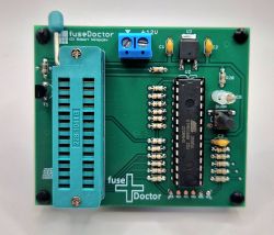 fuseDoctor – ratownik zbrickowanych mikrokontrolerów AVR (ATmega8 i podobne).