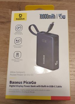 Opakowanie powerbanku Baseus PicoGo 10000 mAh 45 W z grafiką urządzenia i wbudowanym kablem USB‑C
