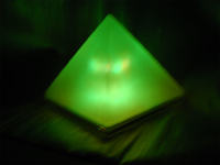 Lampka RGB w kształcie piramidy na mikrokontrolerze PIC.