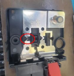 Fuse module labeled 40A with blown fuse marked by red circle