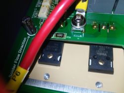 Zbliżenie na płytkę drukowaną z czerwonym przewodem na falowniku sofar 3KTLM-G2, z widocznymi elementami elektronicznymi.