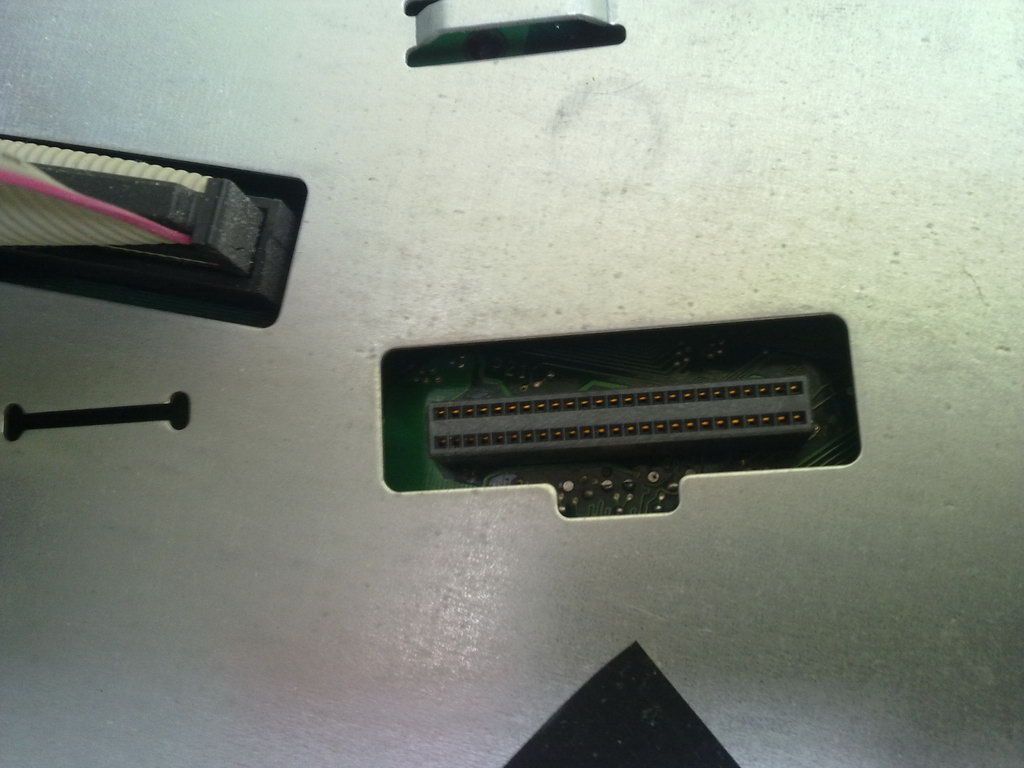 Jak podłączyć napęd optyczny do Compaq IPAQ Desktop z nietypowym ...