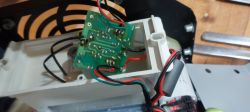 Płytka obwodu generatora ozonu z widocznymi przewodami i elementami elektronicznymi.