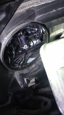 VW Golf Plus z 2008 roku - wymiana żarówki reflektora przedniego