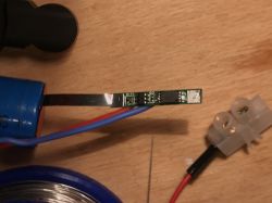 Recenzja i wnętrze latarki Worklight W-52 ładowanej przez USB Recenzja i wnętrze latarki Worklight W-52 ładowanej przez USB