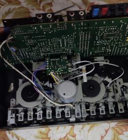 Wnętrze magnetofonu Fischer PH-W 803 z widoczną płytą PCB i mechaniką kasety
