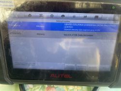 Autel diagnostyczny pokazujący błąd czujnika zderzeniowego drzwi i zablokowany kalkulator w Renault Megane IV.