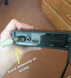 Podłączenie dekodera oraz kabla antenowego TV do starego Telewizora.