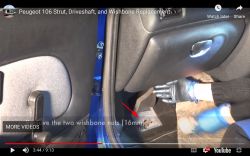 Jak dostać się do srub tylne tuleje wahacza w Peugeot 106/Saxo?