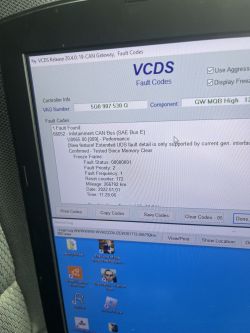 Ekran laptopa z komunikatem o błędzie VCDS dotyczącym magistrali CAN.