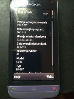 Ekran telefonu Nokia C5-03 z informacjami o oprogramowaniu.