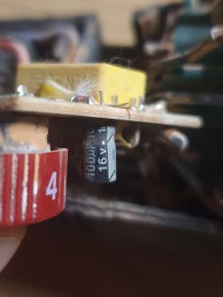 Zbliżenie na płytkę drukowaną w szlifierce Parkside PWS 125 G6 z widocznym kondensatorem i brakującym rezystorem R5.