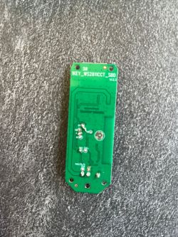 Nahaufnahme einer grünen Leiterplatte mit der Bezeichnung 1KEY_WS2811CCT_SBD v1.2.3.