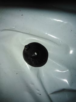Czarny element magnetofonu na białym tle materiałowym