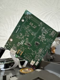 Gdzie znajduje się bateria RAM w starej kasie Aclas Kos (wersja 2 rolki 28mm)?