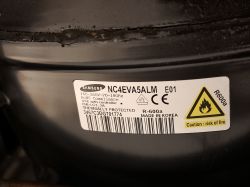 Zbliżenie na czarną sprężarkę Samsung z etykietą NC4EVA5ALM i ostrzeżeniem R-600a.