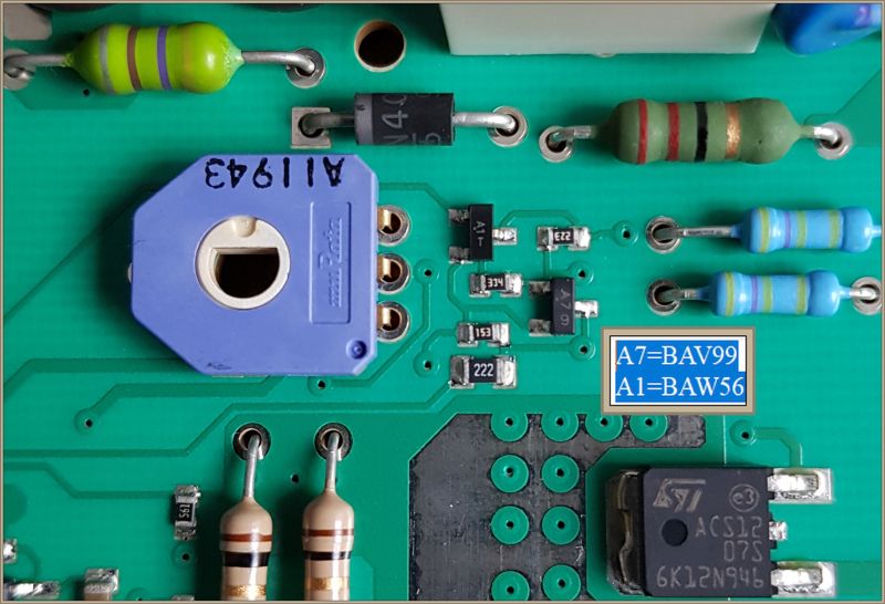 Zbliżenie na zieloną płytkę drukowaną z elementami elektronicznymi, takimi jak oporniki, kondensatory i tranzystory.