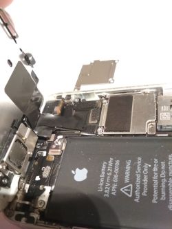 Jak wymienić wyświetlacz w iPhone SE? Jak wymienić wyświetlacz w iPhone SE?