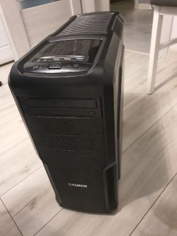 Obudowa komputerowa Zalman Z3 w pokoju na podłodze.