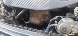 Silnik samochodowy z widocznymi rurami i elementami metalowymi