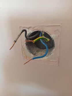 Podłączanie podwójnego wyłącznika światła Schneider, instalacja 3-żyłowa, 2 żarówki