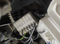Zbliżenie na wtyczkę przewodów elektrycznych z jedną odłączoną linią.