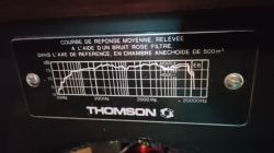 Tabliczka z wykresem częstotliwości na głośniku Thomson