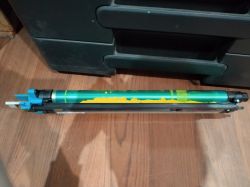 Bizhub C280 - Toner się sypie, głównie cyan i yellow. Co robić?