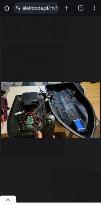 Wnętrze chińskiej łódki zanętowej z widoczną elektroniką, przewodami i pilotem