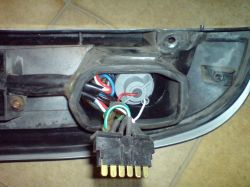 Opel corsa c 1.2 80km - Jak wymienić oświetlnie w tylnej lampie samochodu?