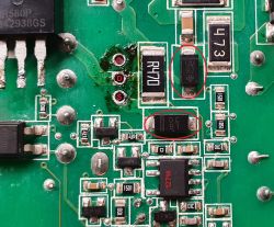 Uszkodzenie ładowarki CTEK MXS 5.0 - nóżka od kondensatora i tranzystor kluczujący
