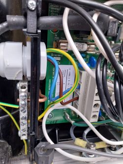 Zbliżenie na płytę sterownika jacuzzi z licznymi przewodami i bezpiecznikami.