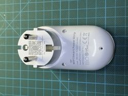 Rückseite des GreenSun WiFi Smart Power Strip mit QR-Code und technischen Angaben.
