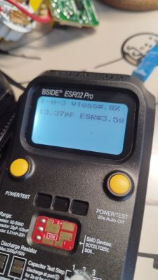 Miernik BSIDE ESR02 Pro pokazujący pojemność 13,37 µF i ESR 3,5 Ω