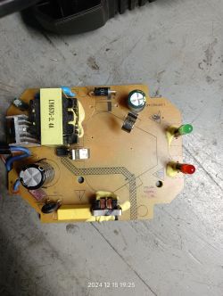 Płytka drukowana z różnymi komponentami elektronicznymi, w tym kondensatorami i diodami LED.