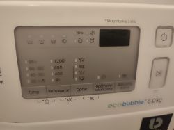 Panel sterowania pralki Samsung WW60K42138W z technologią Eco Bubble i dodatkowymi drzwiami AdWash.