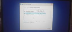Ekran instalatora systemu Windows z listą dostępnych partycji dyskowych.