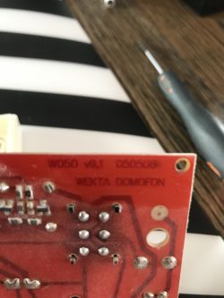 Jak podłączyć domofon Wekta TK6 z 3+1 żyłami? Instrukcje i wskazówki