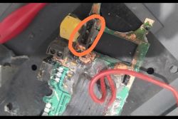 Obwód elektryczny z uszkodzeniem wskazanym czerwoną linią.