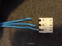 Uszkodzony wtyk elektryczny z trzema niebieskimi przewodami