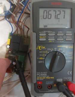 Multimetr cyfrowy Sanwa mierzący rezystancję układu elektronicznego.