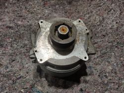 Silnik elektryczny 48V z Audi na tle materiału.