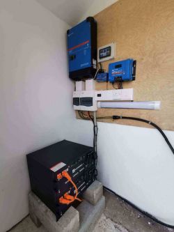 Stabilizacja działania fotowoltaiki: zestaw Victron MultiPlus II, Pylontech US2000, Cerbo GX
