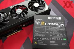 Karta graficzna i zasilacz Gigabyte UD1000GM na czerwonym tle.