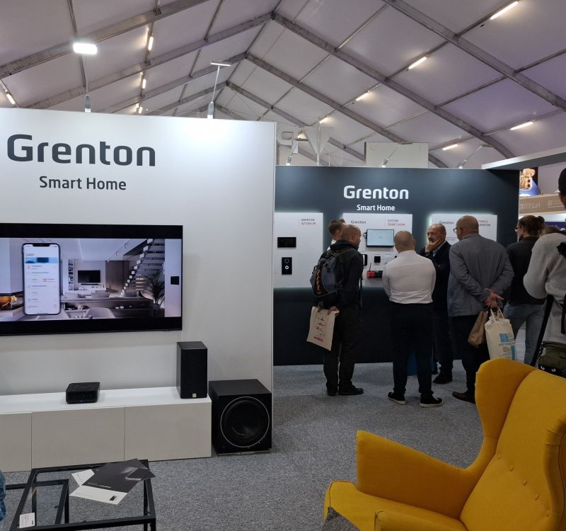 Stoisko Grenton Smart Home na targach z ekranem, ekspozytorem i grupą zwiedzających