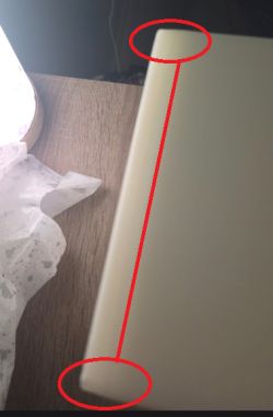 Wydruk z ABS z przewężeniem między podstawą a ścianami, zaznaczone czerwonymi liniami