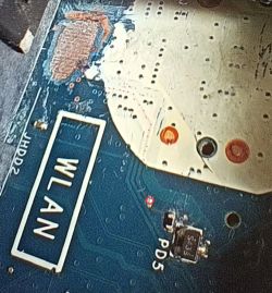 Zbliżenie na płytę główną laptopa Alienware m17x R1 z oznaczoną ścieżką potencjalnego plusa baterii BIOS.