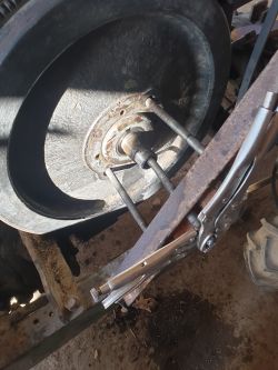 Czy pompa wody jest konieczna w silniku Andoria 1hc102 s15?