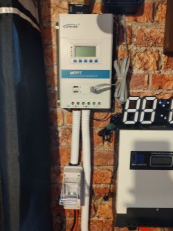 Jak prawidłowo połączyć 4 akumulatory 12V na 24V?