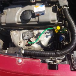 Silnik z widocznym zielonym kabelkiem i pudełkiem Vernet na obudowie.